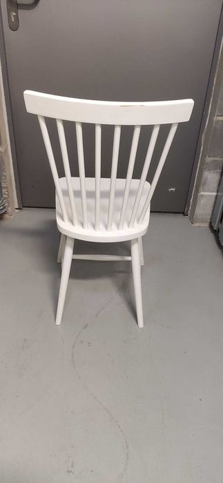 Białe drewniane krzesła do jadalni