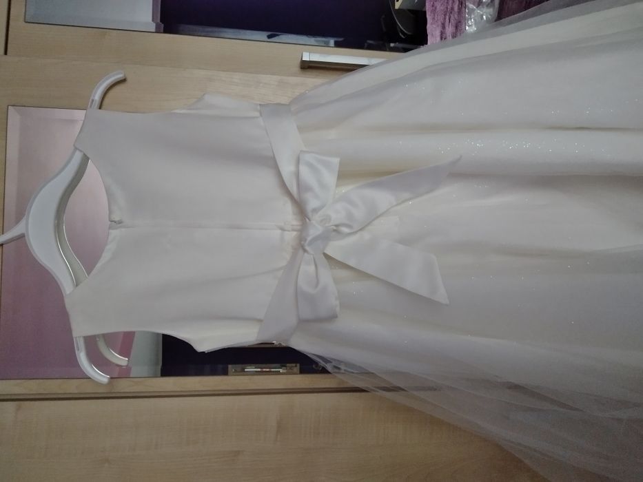 Sukienka kolor ecru.