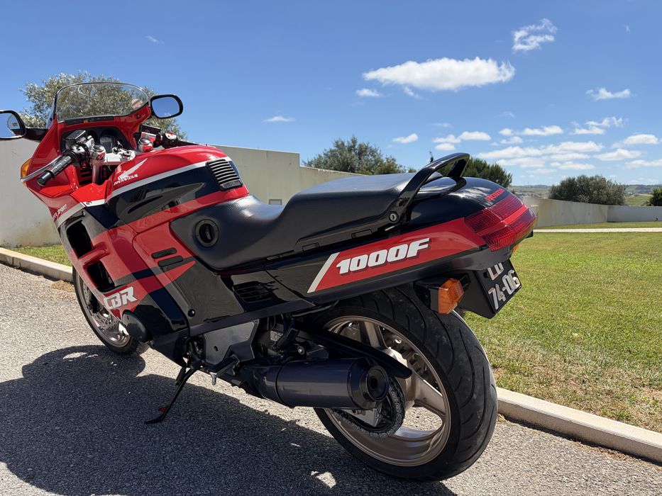 Honda CBR 1000F de 1991 em estado de coleção