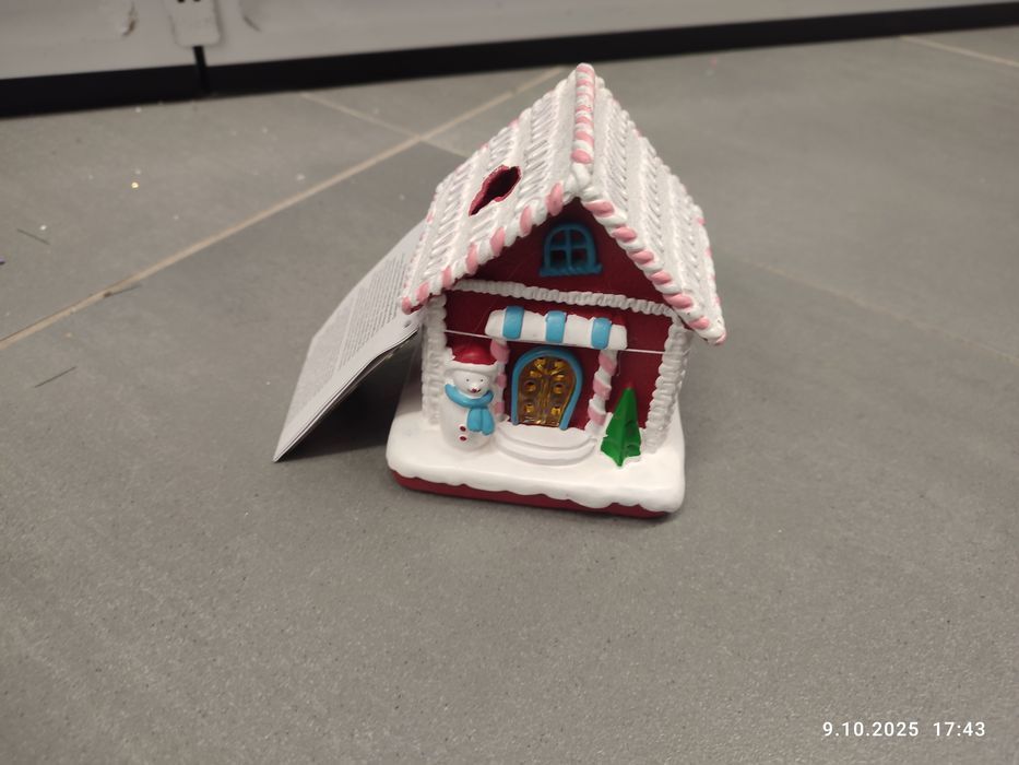 Nowy bordowy domek świąteczny z lampkami LED