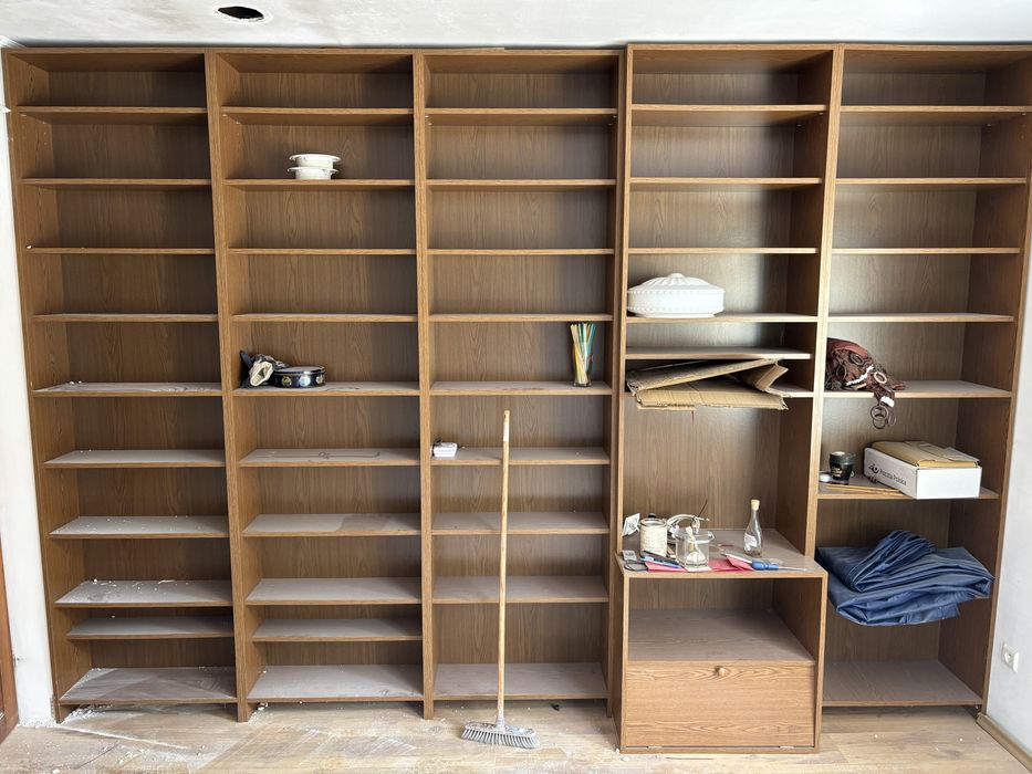 Piec regalow, biblioteczka