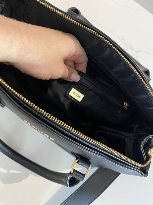 GUESS czarna torebka na ramie i do ręki złote logo