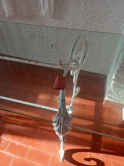 Mesa de ferro com tampo de vidro