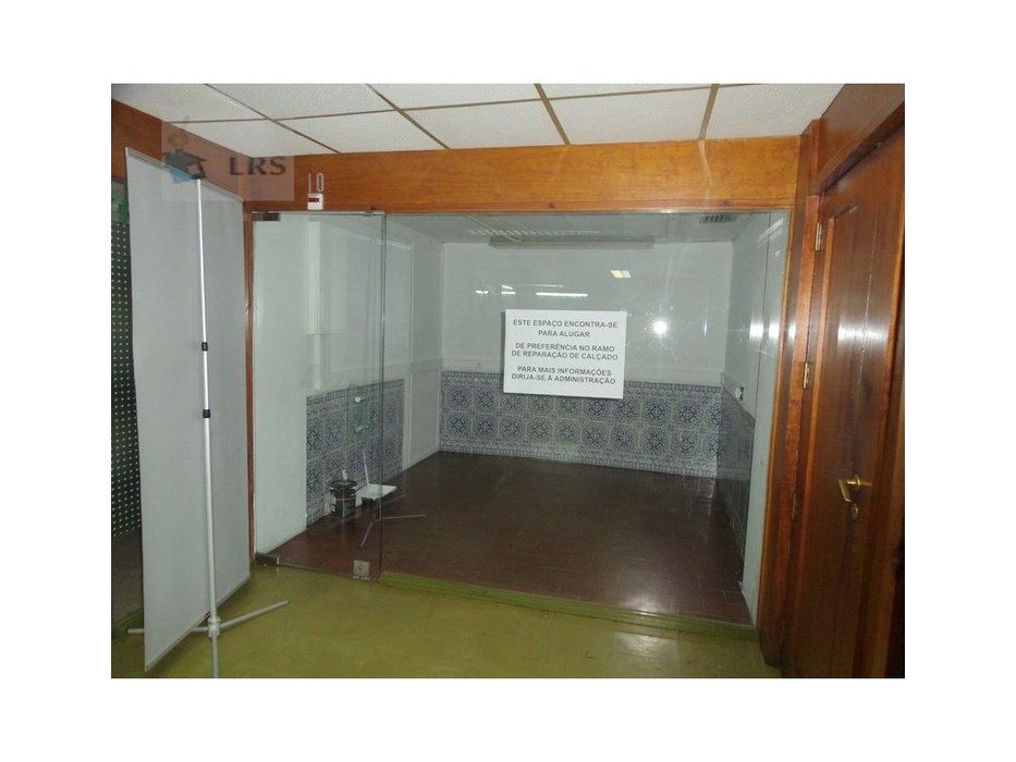 centro de cascais, loja com 1 m2 com 1 montra inserida em centro co...