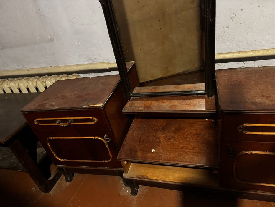 Продам вживані меблі дешево.Тумбочки,ліжко,шкаф,столик та дзеркало.