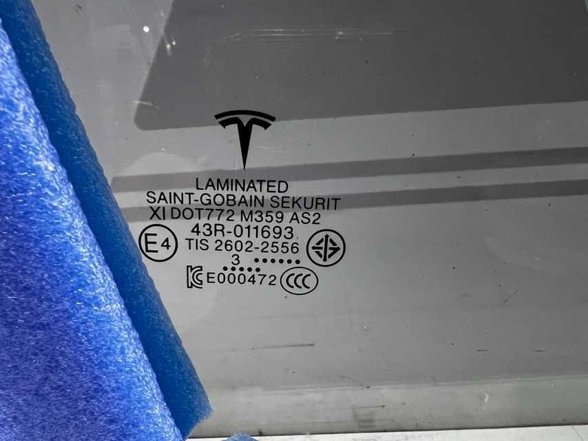 Tesla Model Y (2020-) - переднє праве опускне скло, оригінал