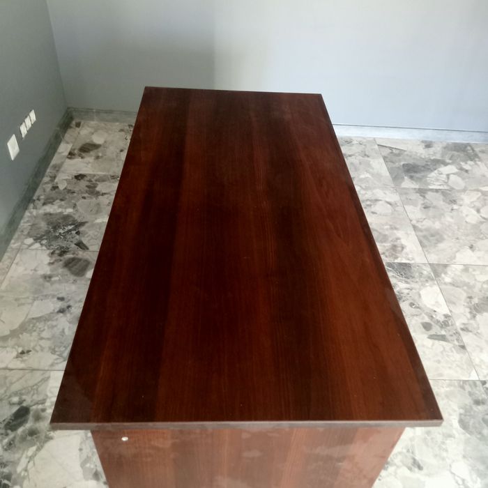 Продаю шикарный письменный стол.