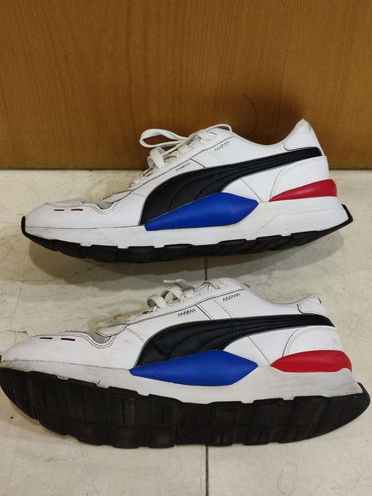 Sapatilhas Puma.