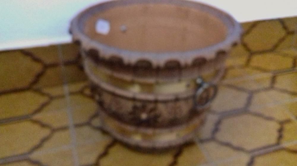 Vaso com pormenores em relevo