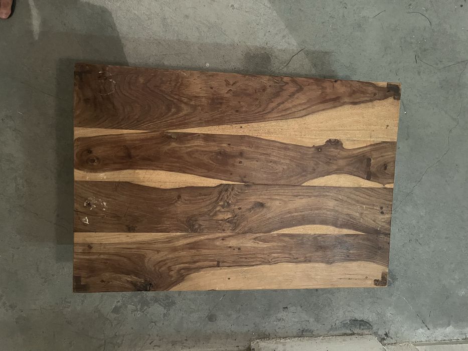 Mesa de madeira com entalhes