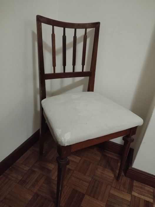 cadeiras de sala ou quarto, em madeira , estofadas