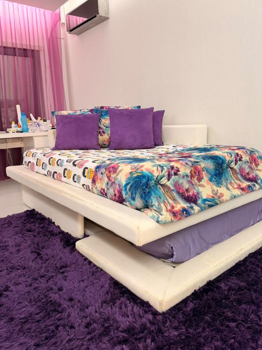 Cama de corpo e meio com dois cochões