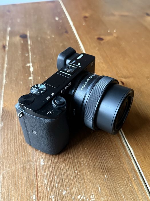 Sony A6100 com lente 16-50mm f/3.5-5.6 OSS