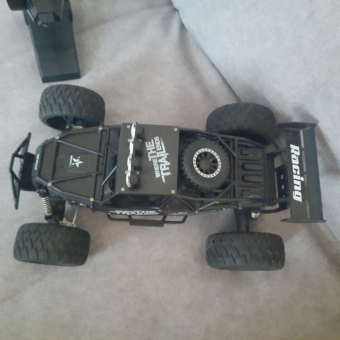 Джип на радіокеруванні