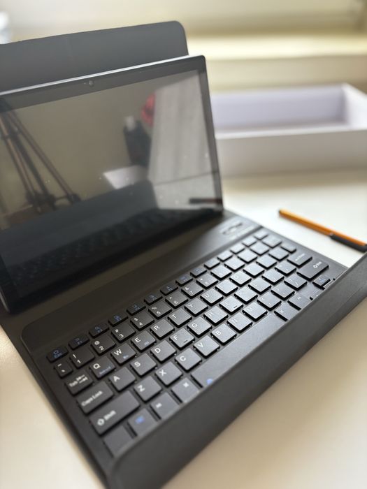 Tablet 10.1” Android z klawiaturą i rysikiem