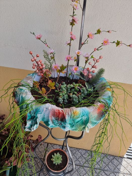 Vasos, arranjos florais e artigos decorativos