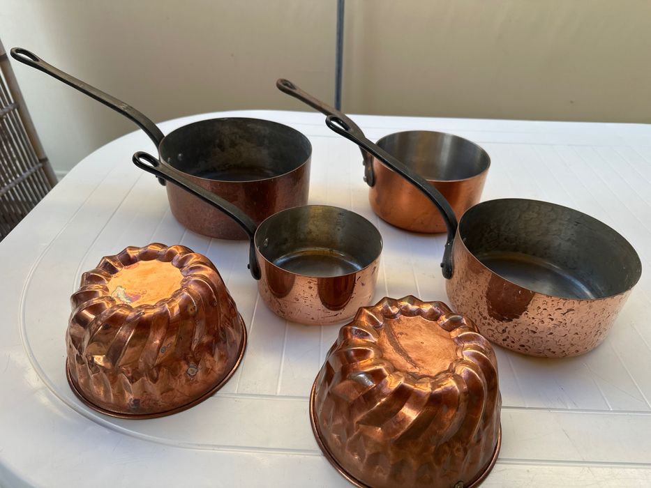 Caçarolas de cobre e formas