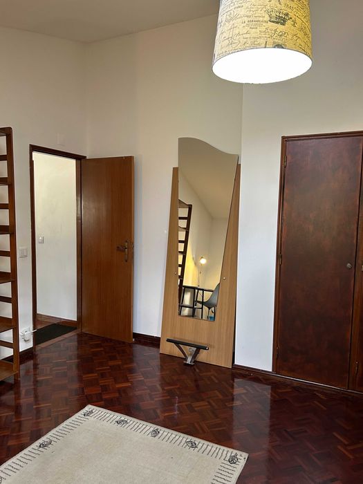 Arrendo quarto grande em moradia