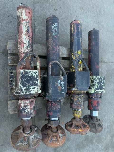 4 kompletne podpory hydrauliczne do wiertnicy