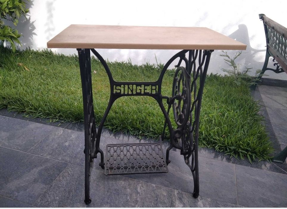 Mesa em móvel de máquina de costura