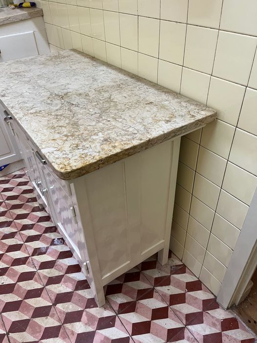 Móvel apoio de cozinha com pedra mármore