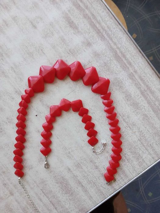 Продаются комплект бус на шею