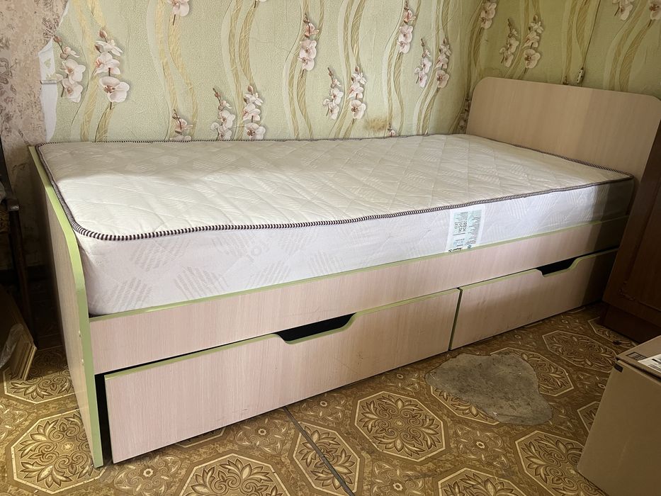 Односпальная кровать с ящиками