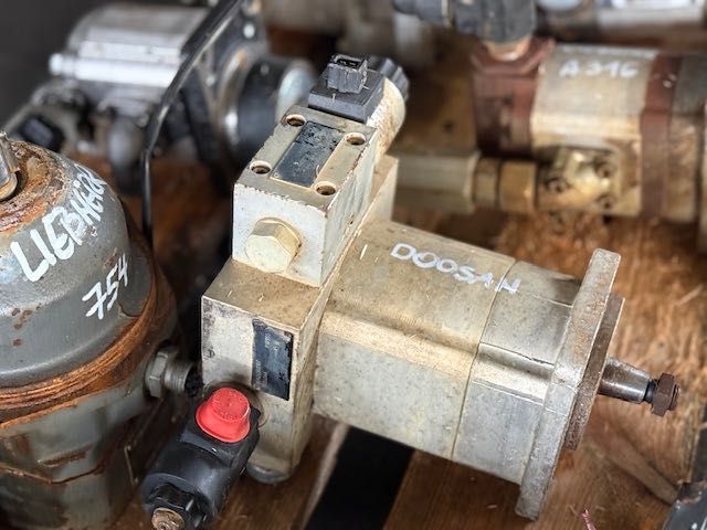 Silnik hydrauliczny do chłodnicy liebherr volvo cat hitachi