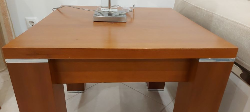 Mesa apoio quadrada em cor cerejeira