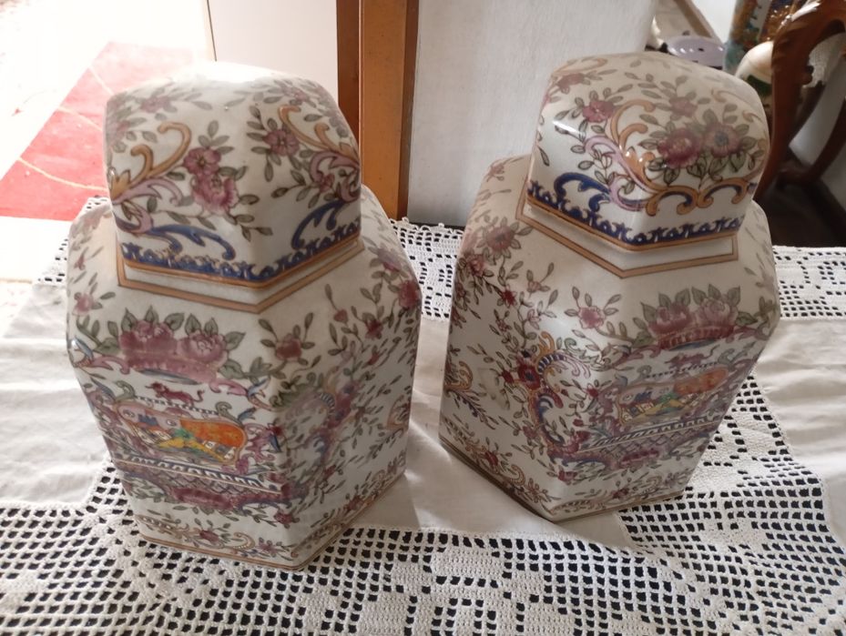 Conjunto de 2 jarras/potes decorativos em porcelana