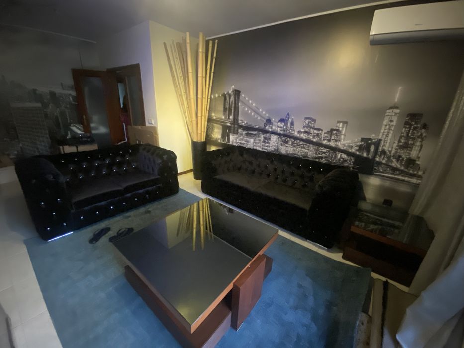 Conjunto 2 Sofás Chesterfield em Veludo Preto – Luxo e Elegância