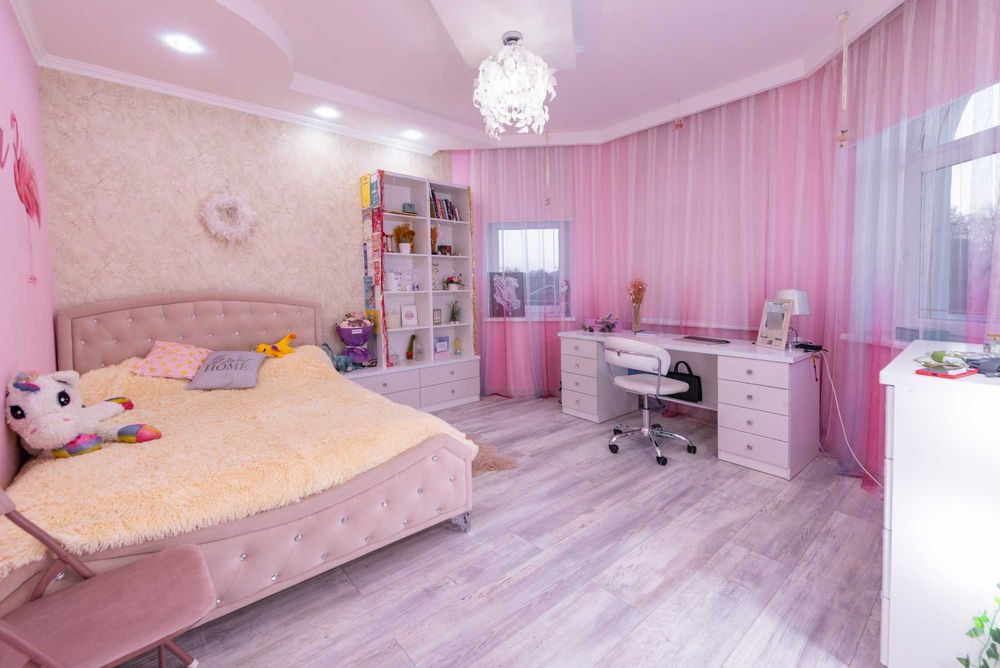 Особняк 280,0 м кв. сучасний ремонт, меблі, техніка, 0,18га.