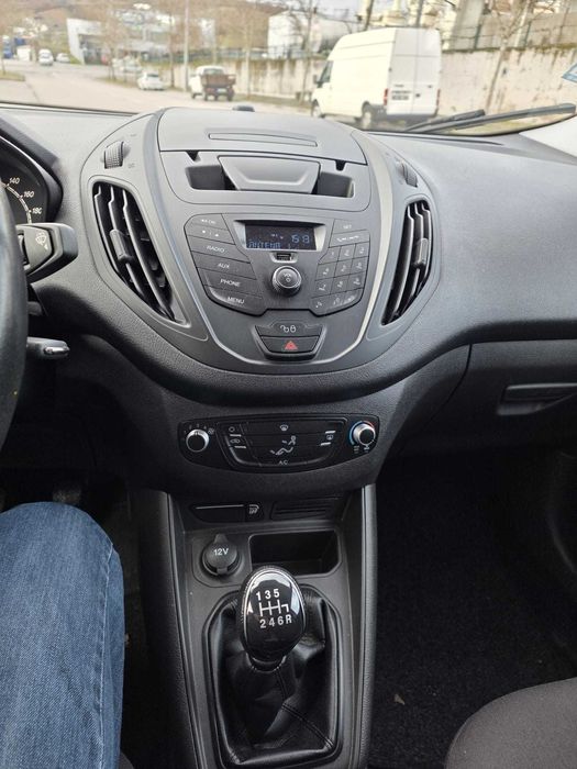 Ford Transit Courier comercial 100CV