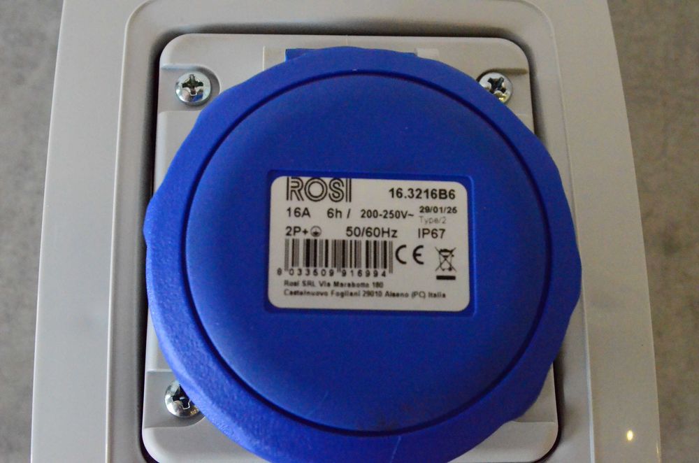 Pionowe gniazdko wtykowe marki Rosi 16 A 2P + T 230V IP67
