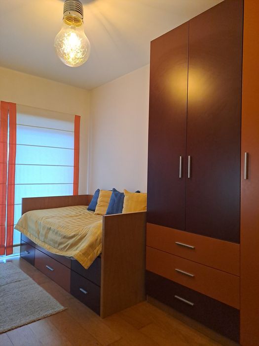 Quarto completo moderno – como novo – roupeiro, cama e estante