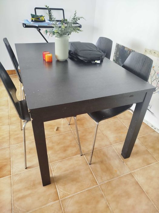 Mesa preta extensível com 4 cadeiras