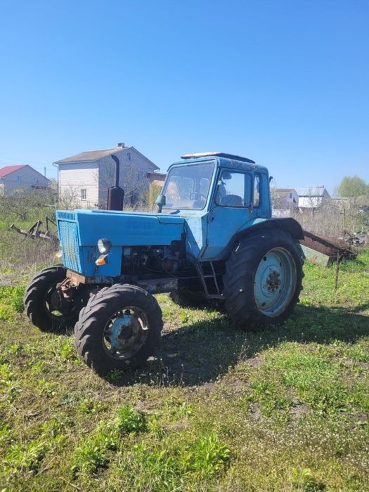 МТЗ 82 трактор на ходу, плуг , причеп, культиватор