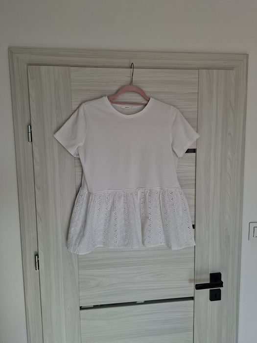 Biała bluzka koszulka t-shirt baskinka falbanka koronka