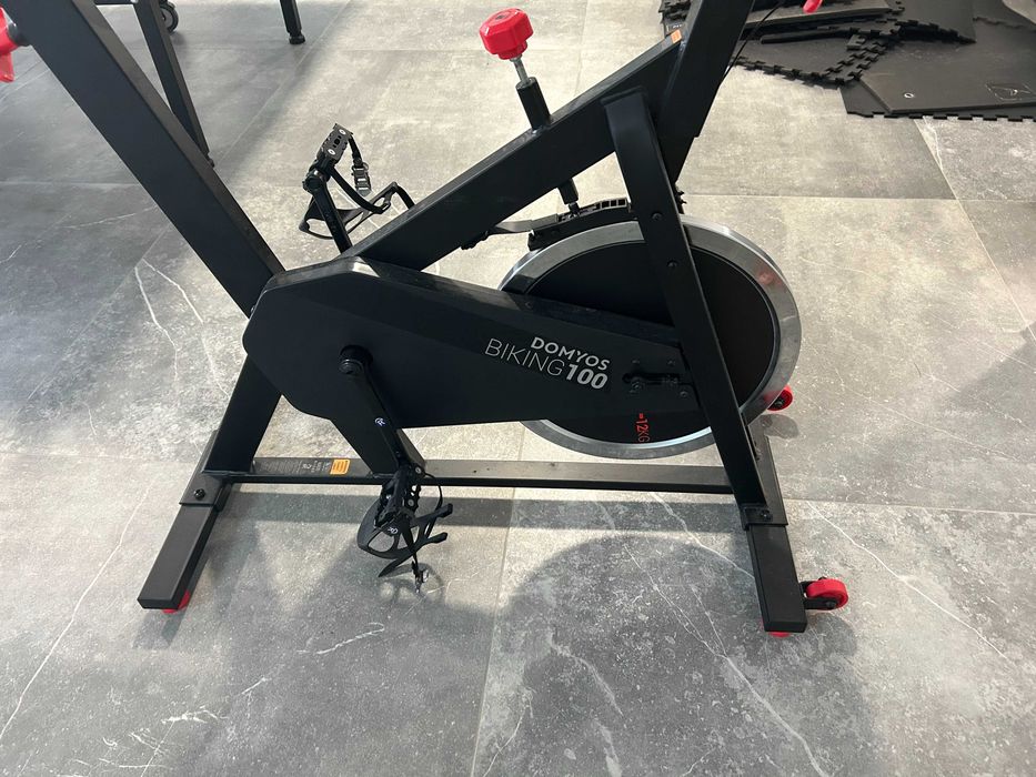 Vendo bicicleta de ciclismo indoor / spinning Domyos Biking 100 da Decathlon.
