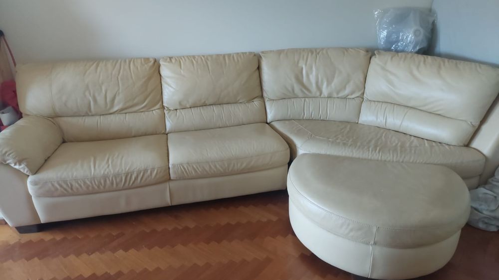 Sofá de canto em pele bege