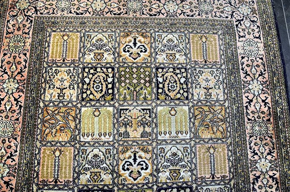 Tapete Oriental de SEDA DE CAXEMIRA, feito à mão com seda natural sobre urdidura de algodão, 195cm x 130cm