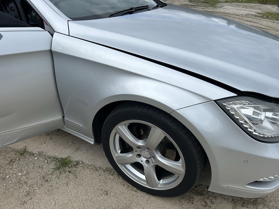 mercedes CLS 218 blotnik prawy przod 775 IDEALNY