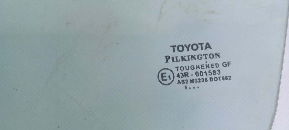 Vidro porta frente esquerda TOYOTA Yaris (_P15_)