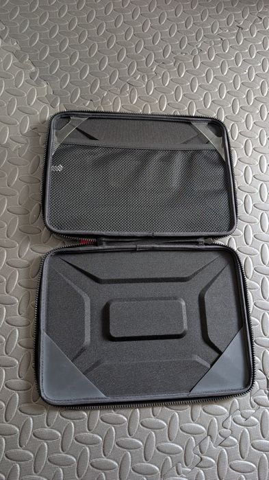 Capa Universal para Tablet/Portátil 13" Under Armour Gear