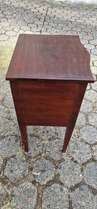 Mesinha cabeçeira classica