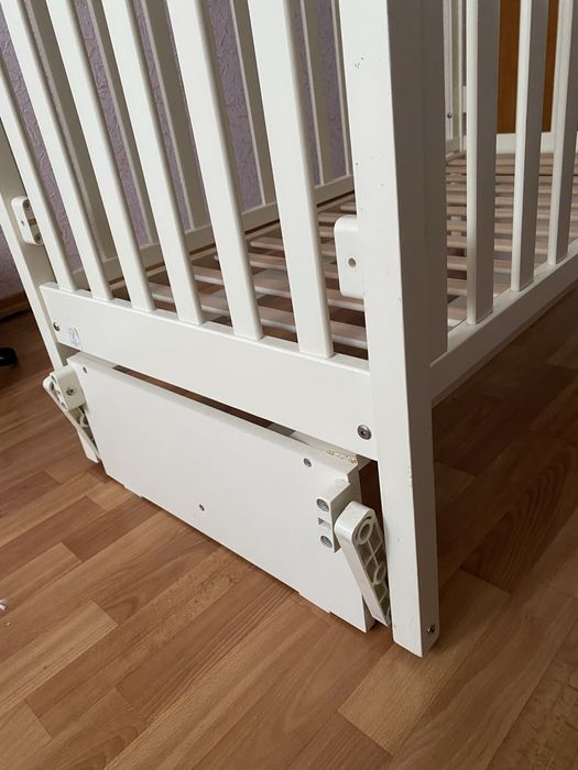 Продам дитяче ліжечко та комод з пеленатором.