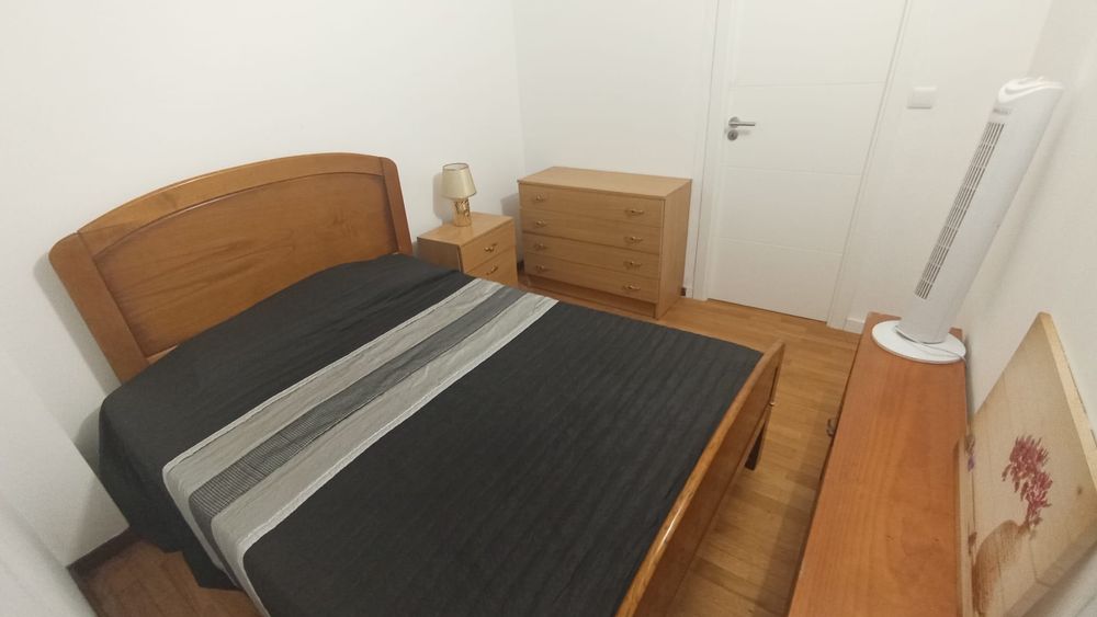 Arrenda- sse Quarto solteiro e cama em qto compartilhado.