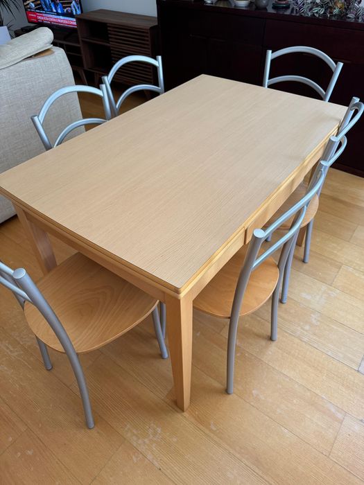 Mesa em madeira maciça com 6 cadeiras