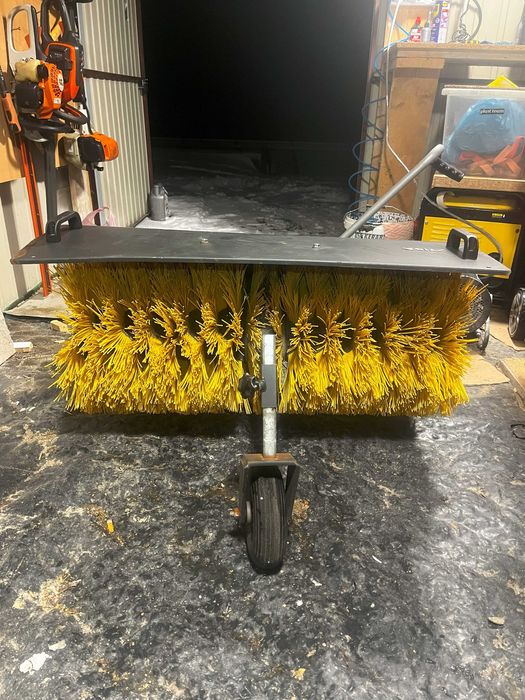 Osprzęt Stiga Park pług, zamiatarka