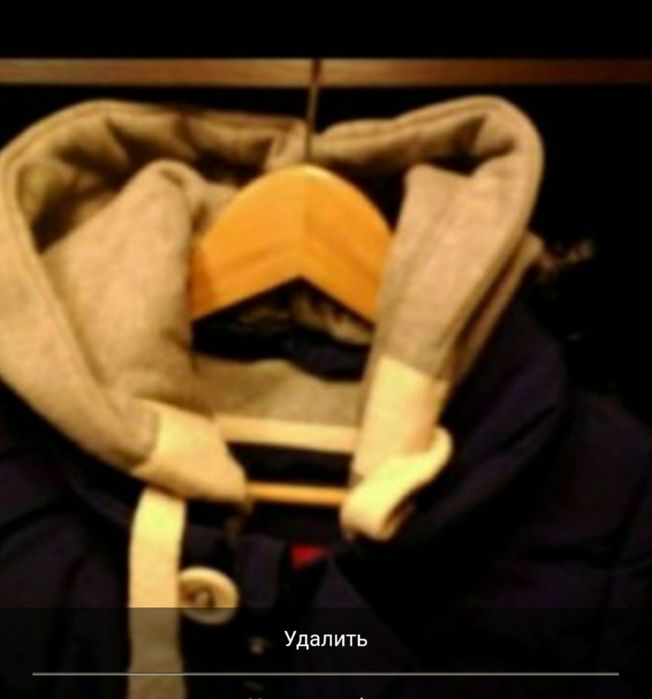 фирменный жилет безрукавка на позднюю осень с подкладкой и капюшоном